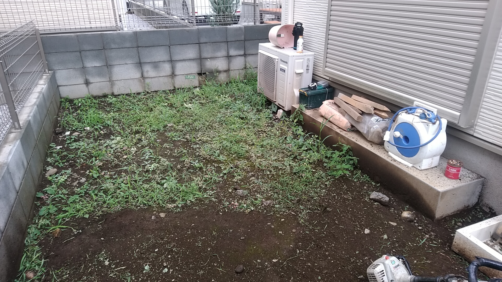 新築戸建てを購入後、庭をどうするか悩まれてご相談を頂き人工芝・花壇・真砂土舗装をご提案しました｜浅野哲也