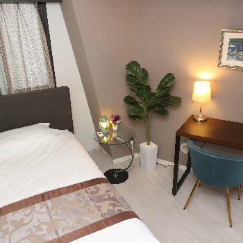 秋山富美子 - いつも泊まるホテルのようなベッドルーム　—私の寝室―