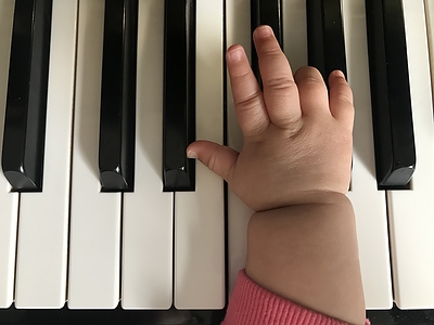 ピアノと子供の手01