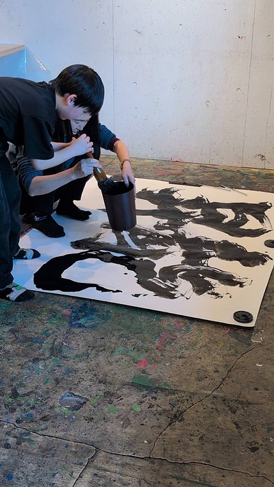 大きな紙に大きな筆で大きな字を書こう書こう