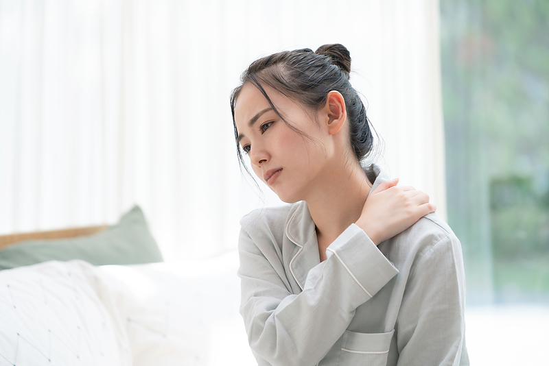 肩こりを訴えている女性