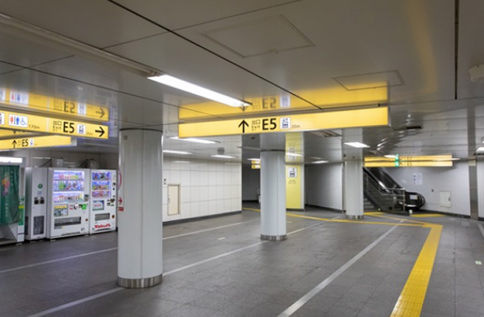 ①案内板に従い、E5出口に向かって進んでください