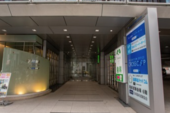 ⑦自動ドアを通過後エレベーターで3階にあがります