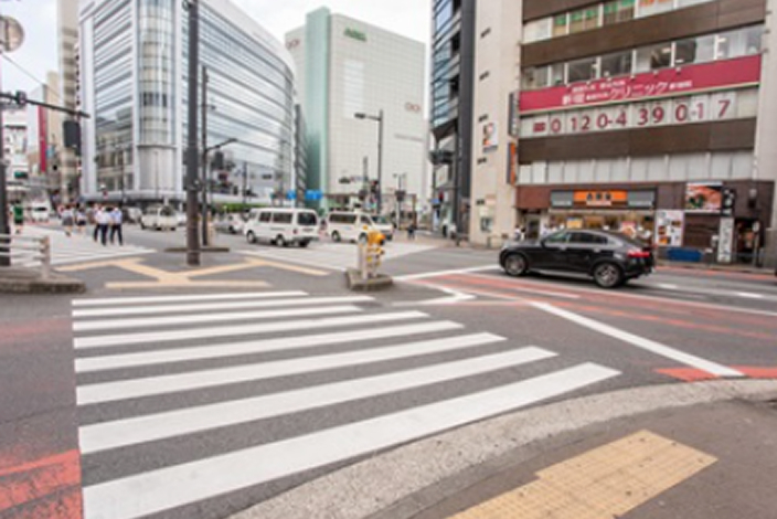 ④正面に見える横断歩道を二つ渡ります