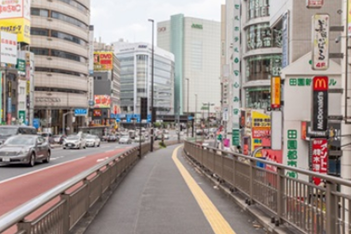 ③直進いただくと正面に、丸井のビルが見えます