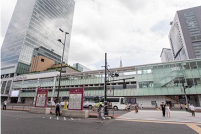 ①新宿駅南口を出て正面の横断歩道を渡ってください