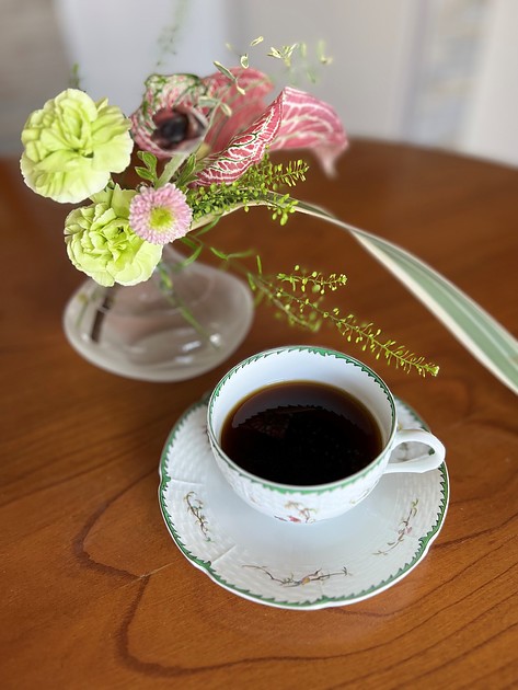 コーヒータイムはカフェミュージックと花