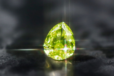 0.84ct ファンシーヴィッドグリーンイエローダイヤモンド