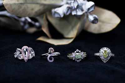 様々なカラーのファンシーカラーダイヤモンドリング