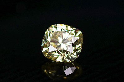 1063195 ファンシーイエローダイヤモンド