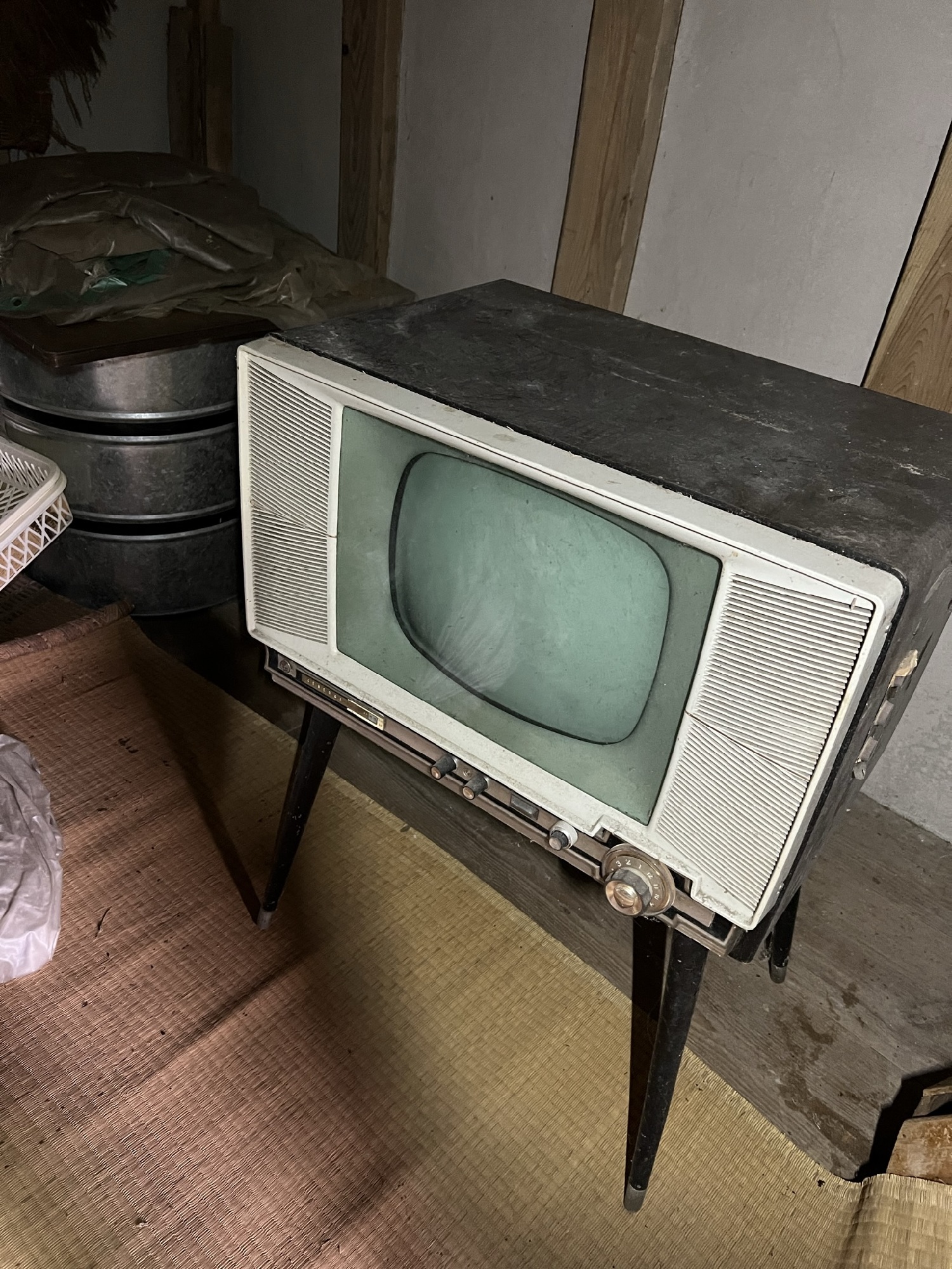 レトロな白黒テレビ