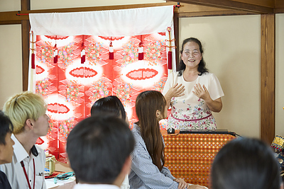 大学生に打掛かけて花嫁体験 初めてのレッドカーペット　学生地域リーダー塾上市町