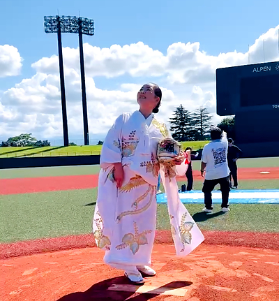 アルペンスタジアムのマウンドに白打掛姿で登場