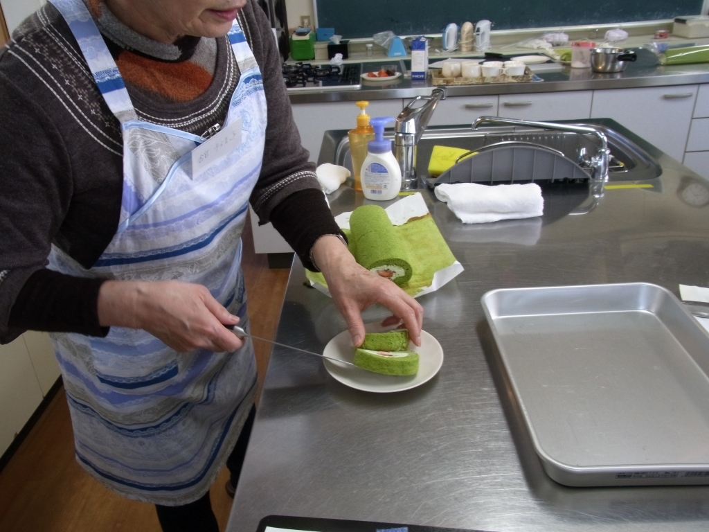 ロールケーキの端を試食