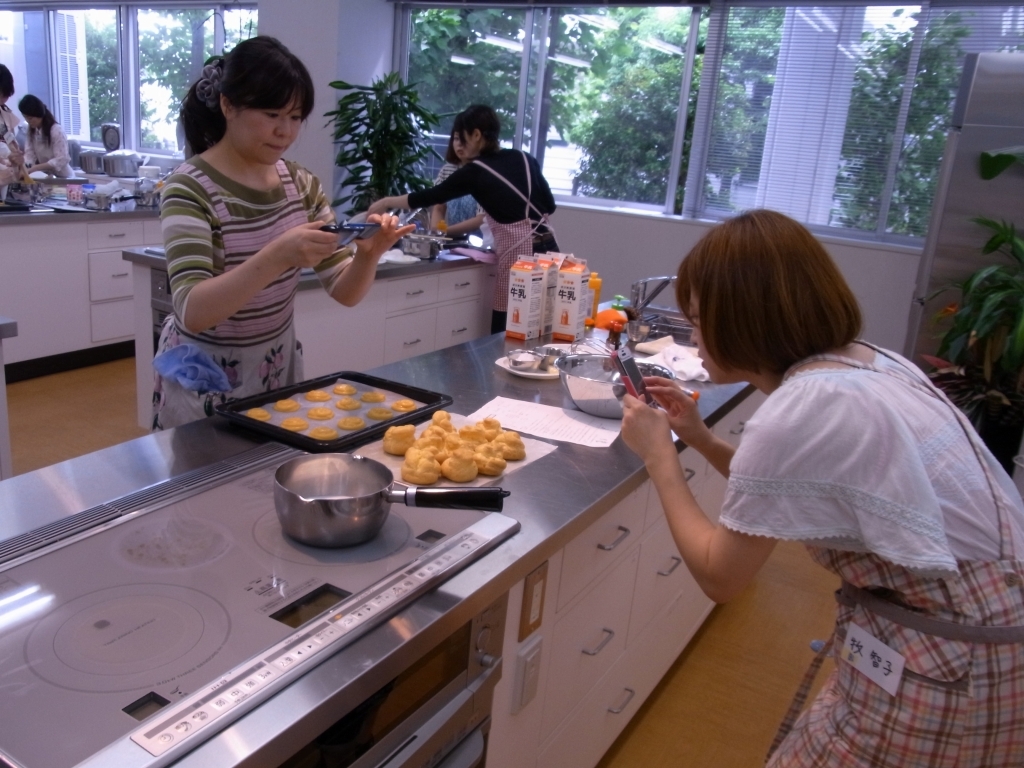 出来上がったお菓子を写真撮影