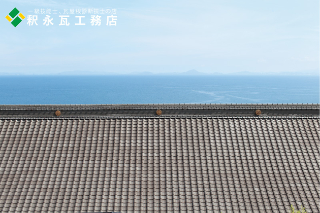 日本の景色　いぶし瓦屋根―愛媛県瀬戸内海の景色