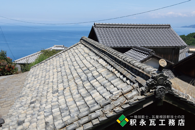 日本の景色　いぶし瓦屋根―愛媛県瀬戸内海の景色