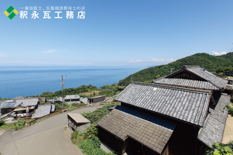 日本の景色　いぶし瓦屋根―愛媛県瀬戸内海の景色