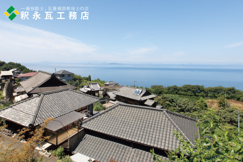 日本の景色　いぶし瓦屋根―愛媛県瀬戸内海の景色