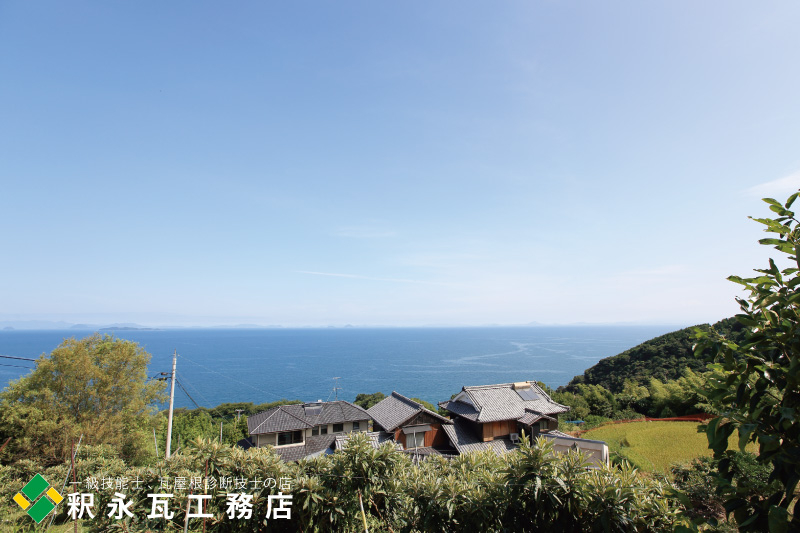 日本の景色　いぶし瓦屋根―愛媛県瀬戸内海の景色