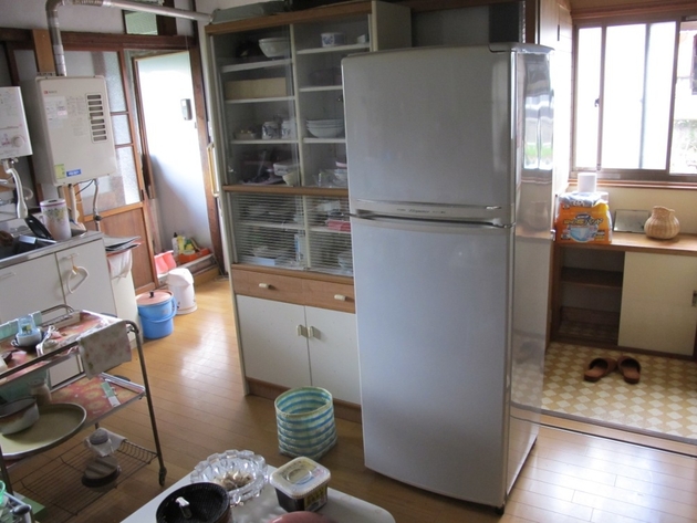 遺品整理前の冷蔵庫、台所用品