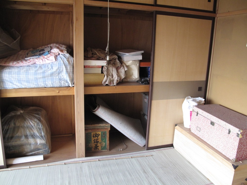 小部屋の押し入れ