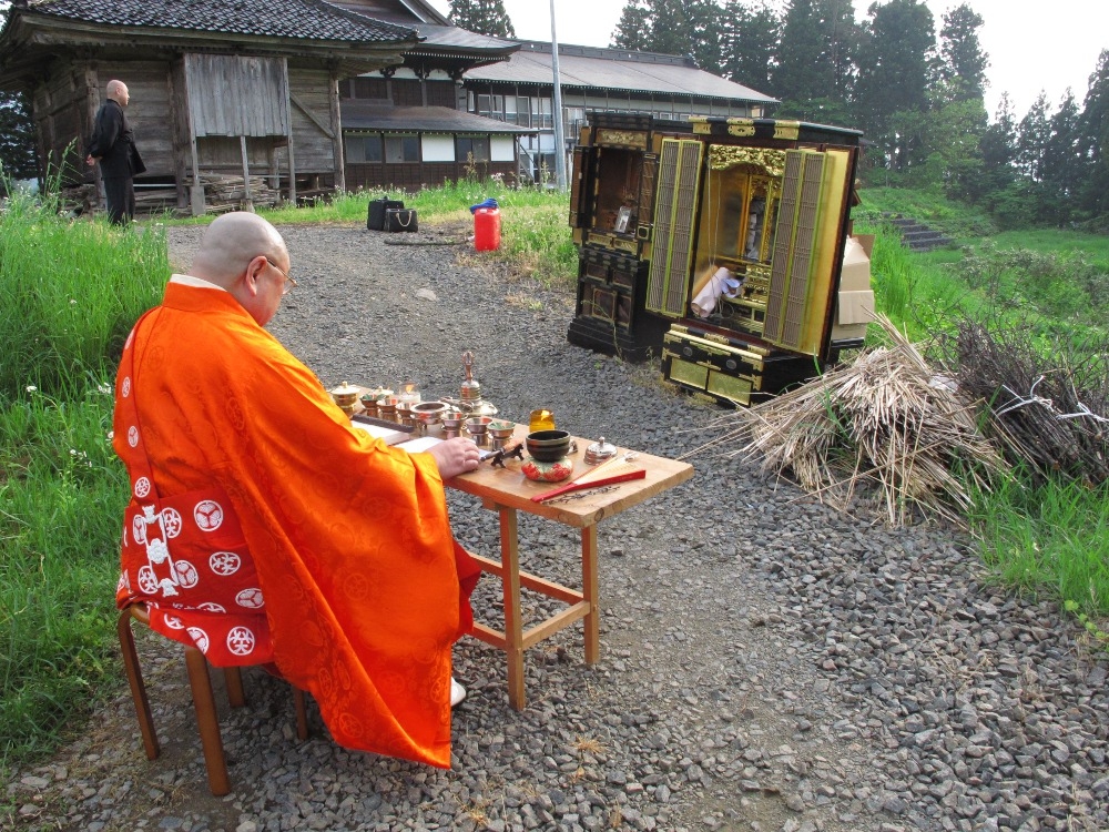 瀧水寺大日坊遠藤住職によるお焚き上げ