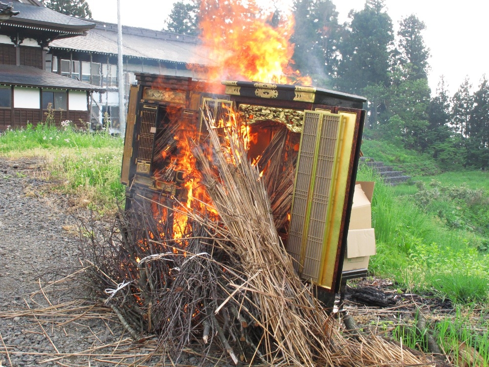 お寺の敷地内でお焚き上げします