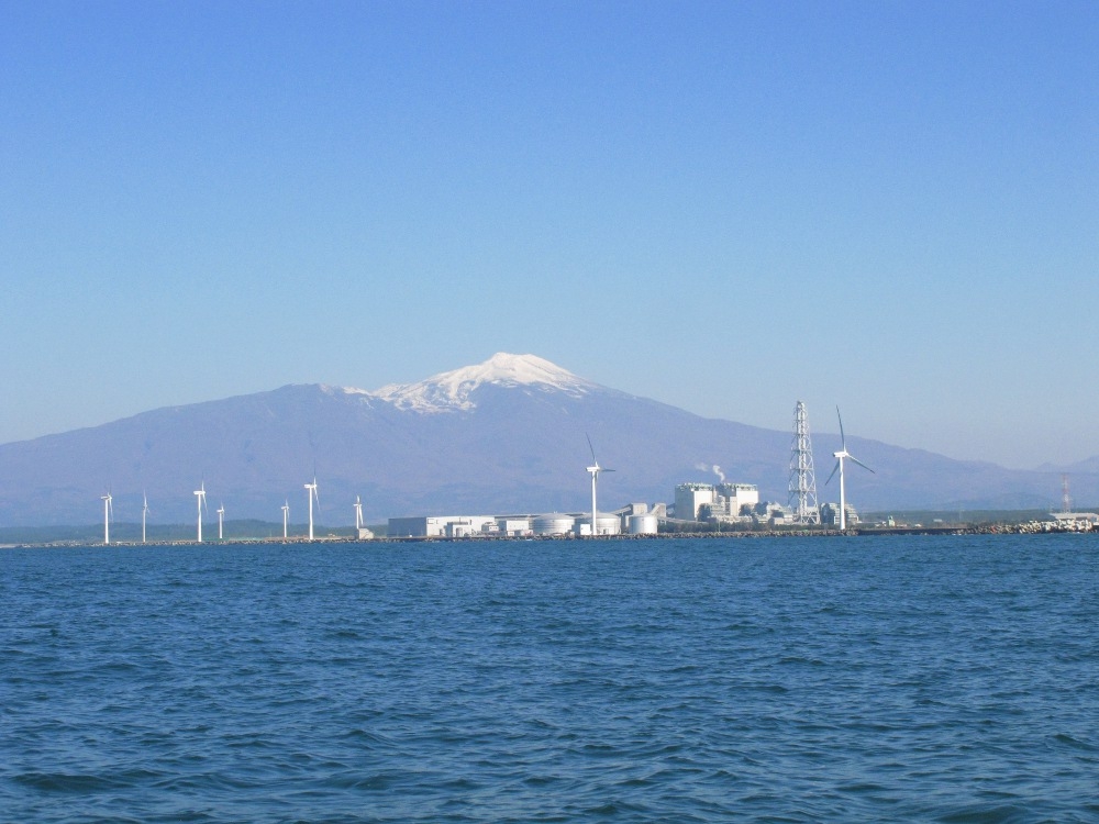 海上から見た鳥海山