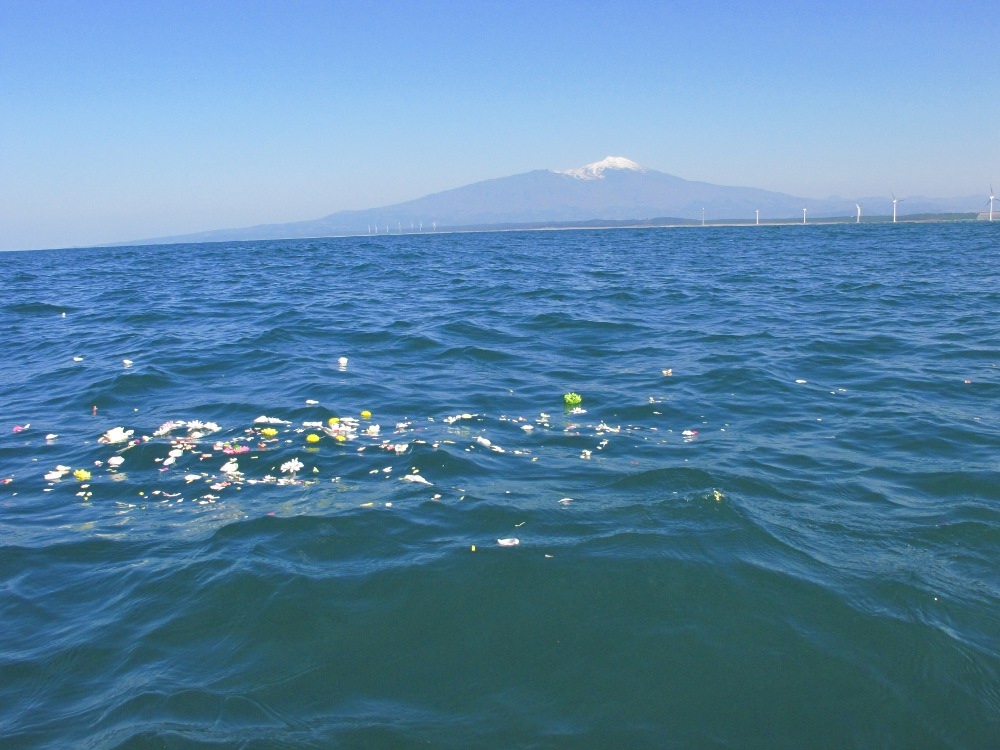 鳥海山と献花