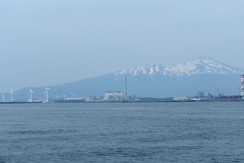 洋上からの鳥海山や風力発電の風車