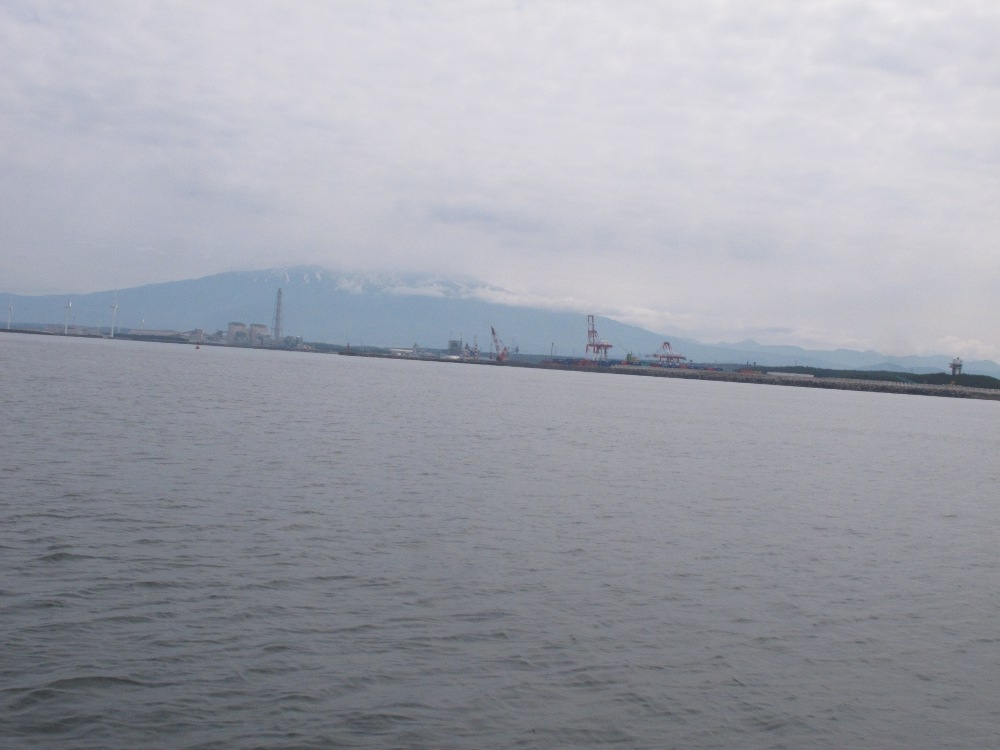 鳥海山も少し霞んでいます