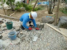 完成した庭と、石貼りの通路