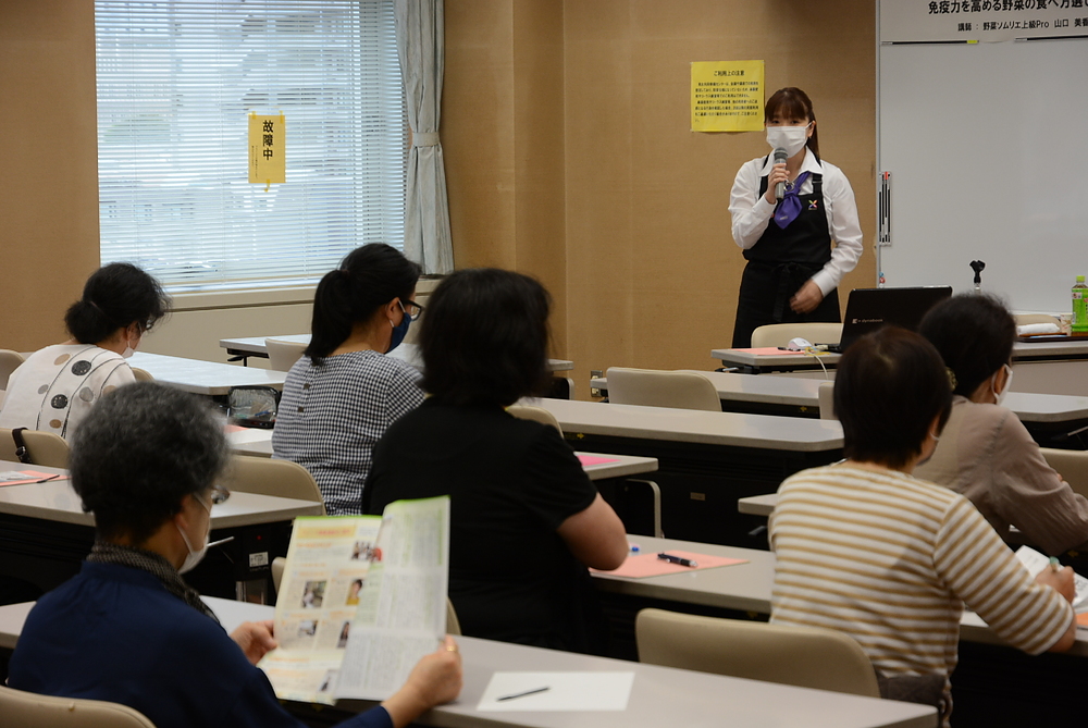 講演会などを通し、「食」の大切さや、山形の青果物の素晴らしさを伝えている