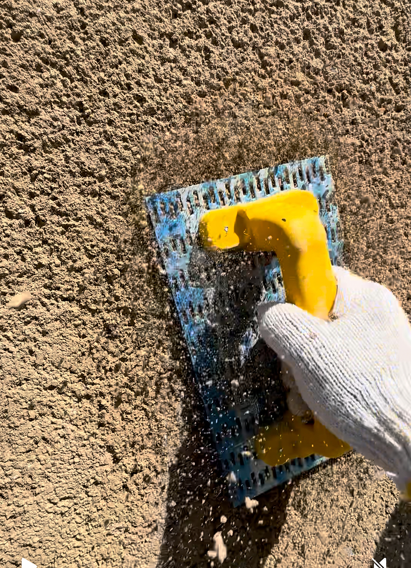 掻き落とし仕上げ 施行中 掻き落とし仕上げ 施行中