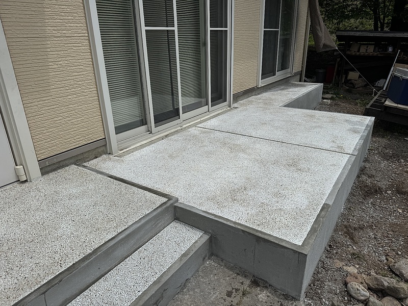 ポーチ・デッキ　豆砂利洗い出し仕上