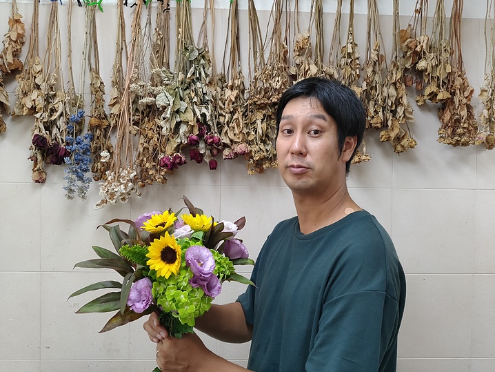 「花のある暮らしの豊かさを伝えたい」と話す飯田伸一さん